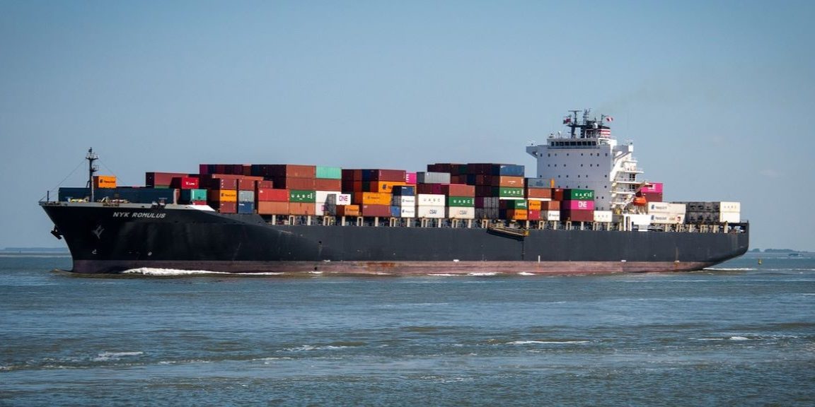 Titelbild Blogbeitrag Containerschiff auf der Ostsee