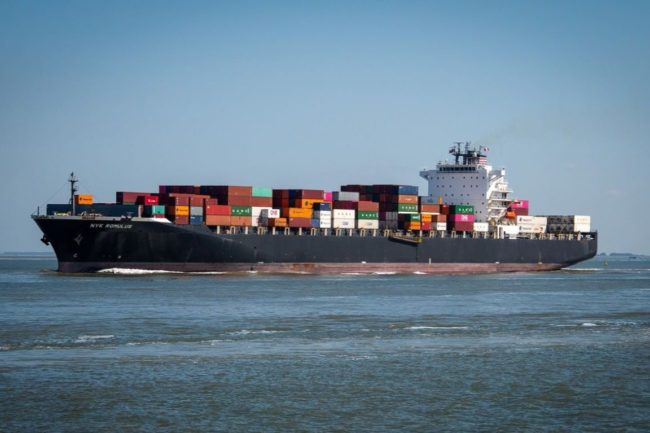 Titelbild Blogbeitrag Containerschiff auf der Ostsee